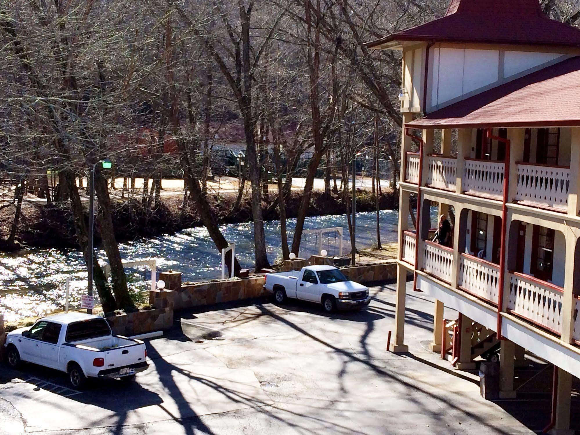 Riverbend Motel & Cabins Helen Exteriör bild